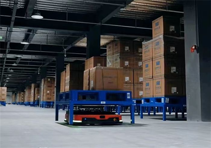 獻(xiàn)禮卅五華誕｜衛(wèi)華35臺AGV搬運機器人 批量交付，引 領(lǐng)倉儲智能化新潮流